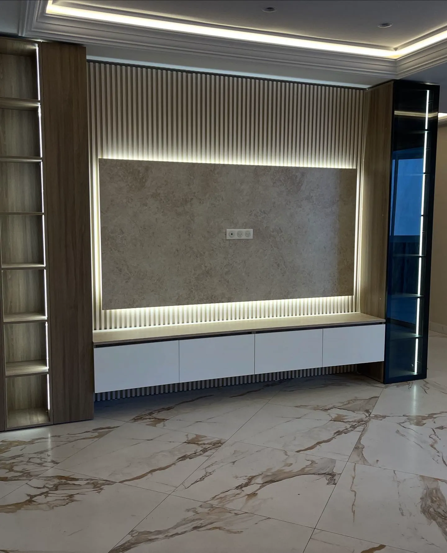 Mur TV OSKAP en pierre rétroéclairée, cannelures et étagère en verre