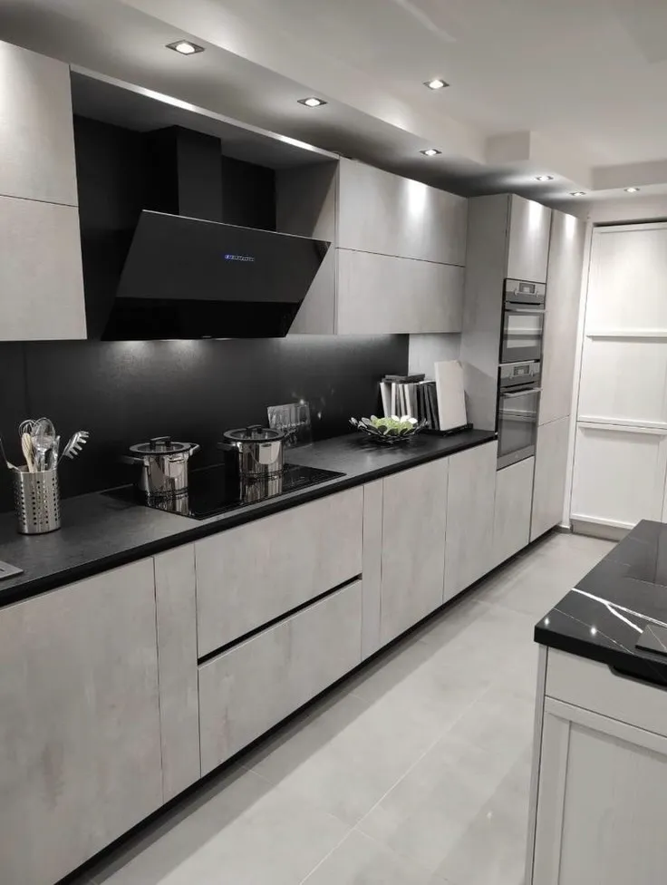 Cuisine OSKAP gris basalte, hotte noire en biais, plan de travail en pierre noire