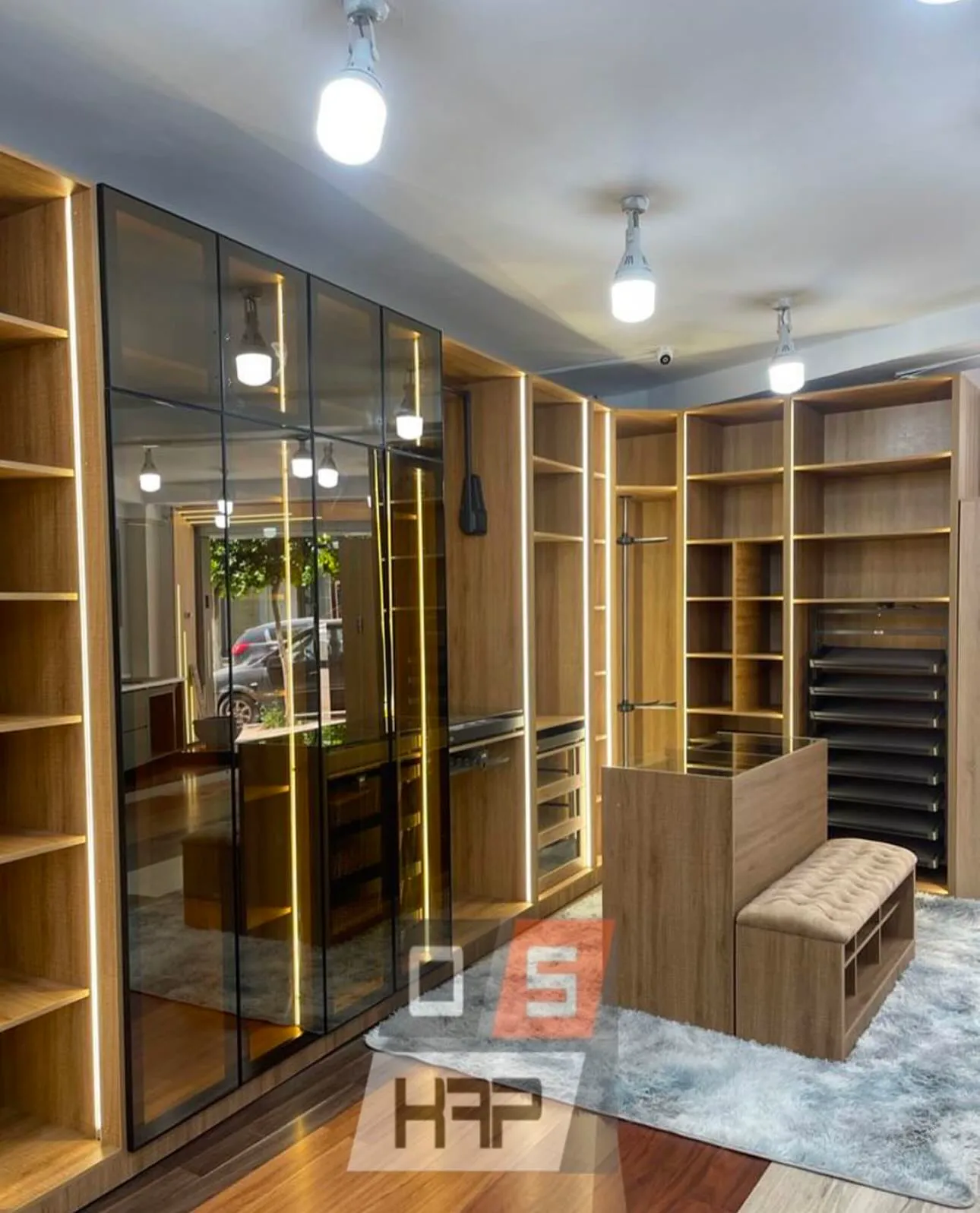 Dressing OSKAP walk-in avec îlot central et portes miroir