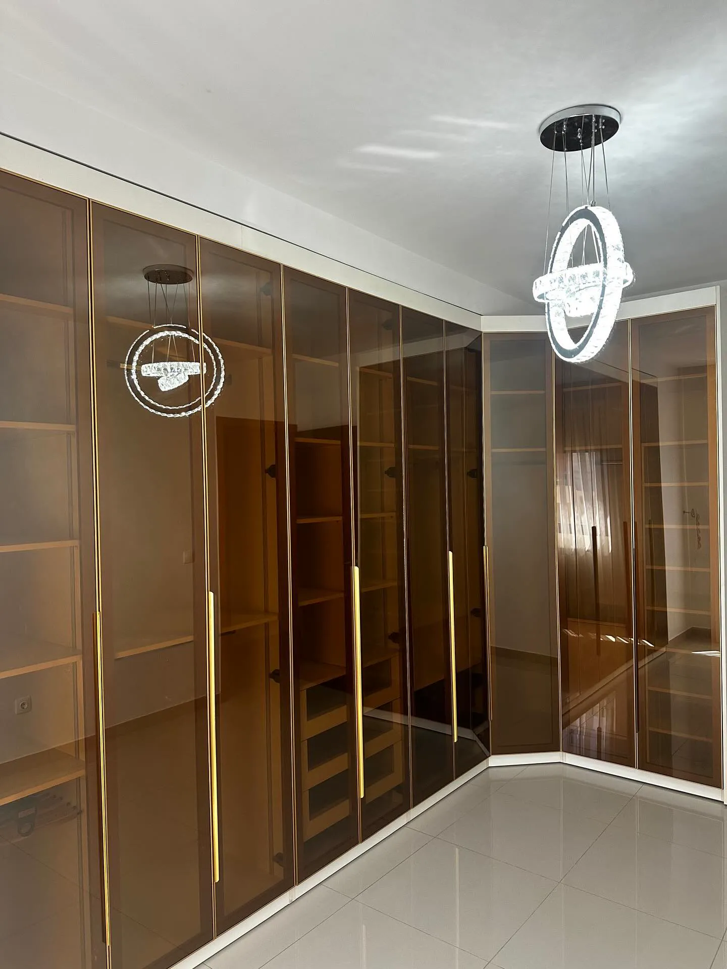 Dressing OSKAP d'angle, verre fumé cerclé de bronze, suspensions en cristal
