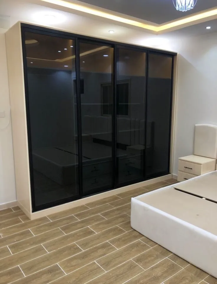 Dressing sur-mesure OSKAP, façades crème et miroir