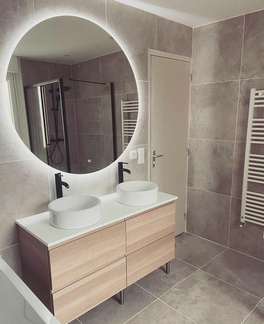 Salle de bain OSKAP, double vasque, miroir rétroéclairé et douche à l'italienne